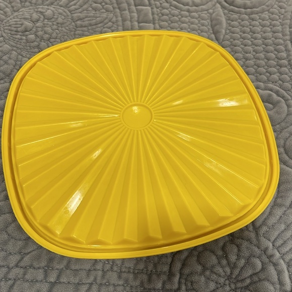 Vintage Tupperware Servalier bowls and lids. Great condition. Set of three - Picture 11 of 13